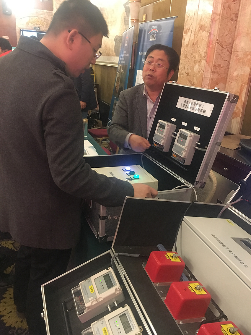 孫總向客戶演示余壓測控系統工作過程